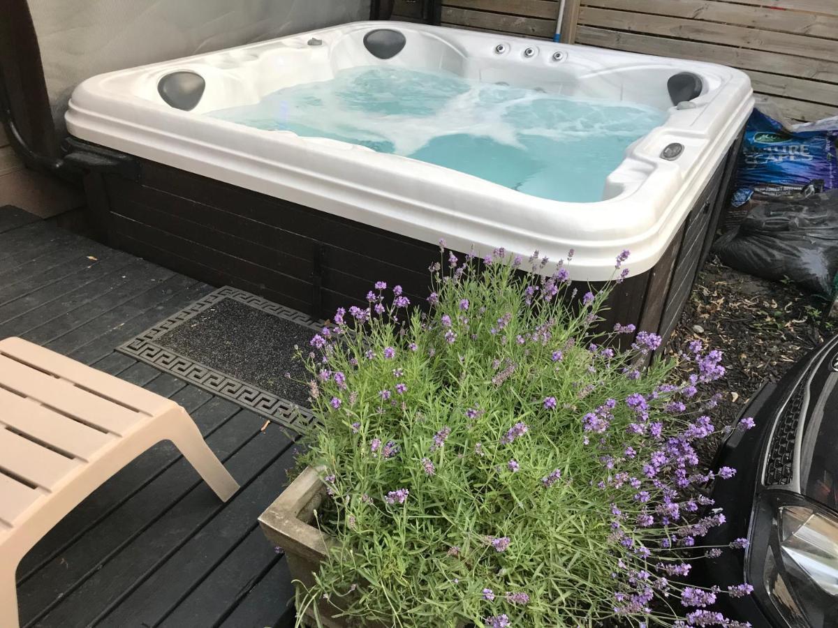 Love-Nest With Private Hot Tub Toronto Exterior foto
